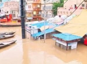 उत्तर प्रदेश के 13 जिलों में बाढ़, वाराणसी और प्रयागराज में गंगा खतरे के निशान से ऊपर